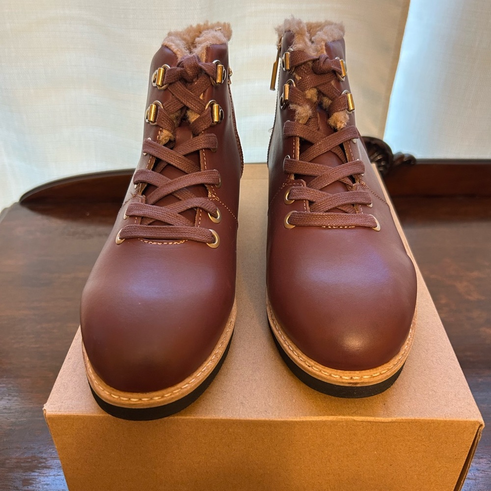 Women’s Size 6 Wide Brown Lace-up Leather Ankle Boots Faux Fur Lining Soft Walk